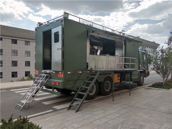 重汽后雙橋炊事車(chē)