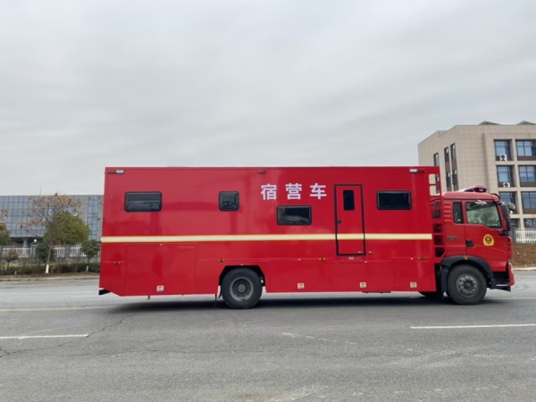 重汽豪沃宿營(yíng)車(chē) 12-24人住宿