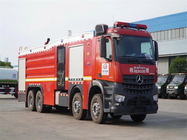 奔馳泡沫消防車(chē)