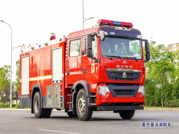 重汽豪沃泡沫消防車(chē)