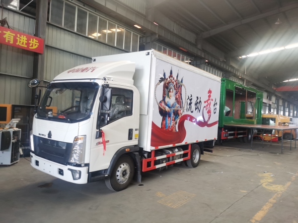 重汽王牌舞臺車(chē)